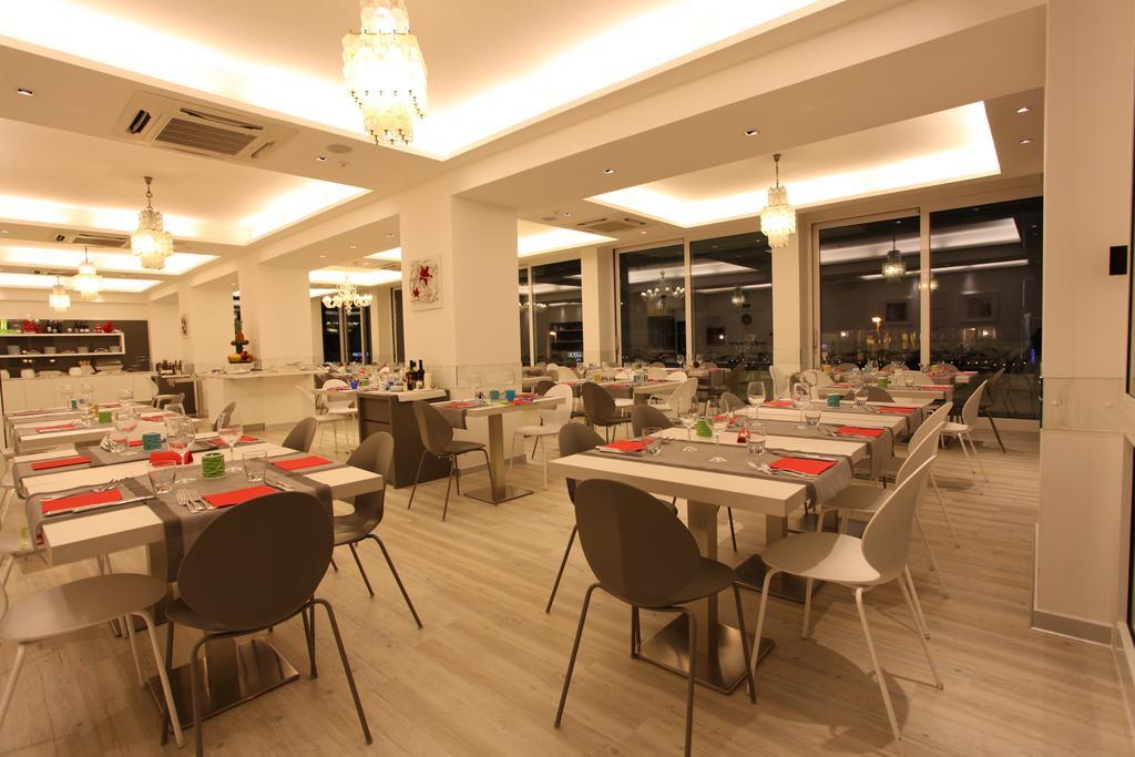 Hotel Fantasy Riccione Exterior foto